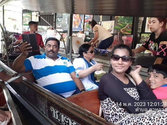 Car service to travel to the floating market